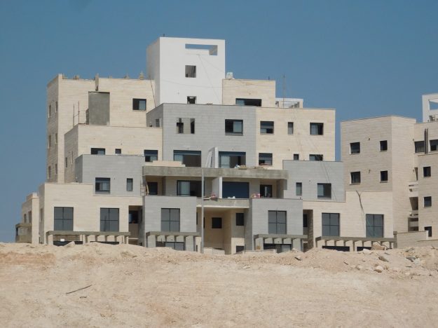 בטיש אזול מוברש עדין בשילוב אבן חברון צהובה בגימור מוטבה